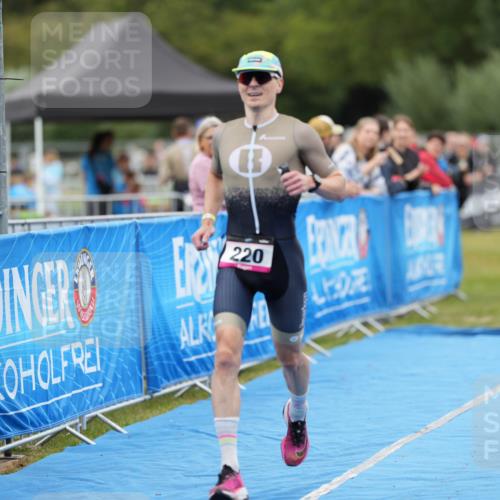 30.08.2026 - Elbe Triathlon Hamburg LAZAROV Photography http://msf.ph/oto/10026760 30.08.2026 10:13:42 Ziel 220, 227 meine-sportfotos.de