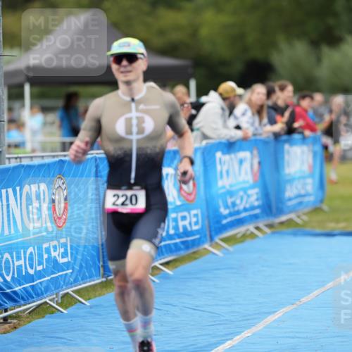 30.08.2026 - Elbe Triathlon Hamburg LAZAROV Photography http://msf.ph/oto/10026761 30.08.2026 10:13:43 Ziel 220, 227 meine-sportfotos.de