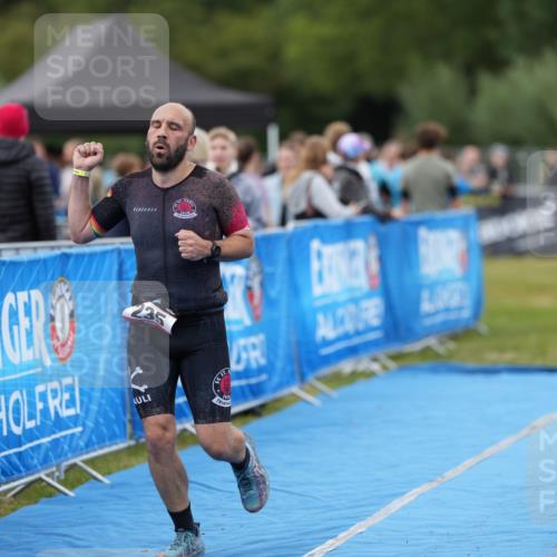 30.08.2026 - Elbe Triathlon Hamburg LAZAROV Photography http://msf.ph/oto/10026803 30.08.2026 10:18:56 Ziel 235 meine-sportfotos.de