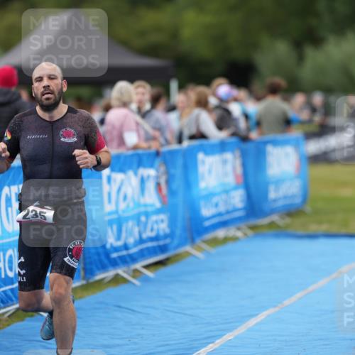 30.08.2026 - Elbe Triathlon Hamburg LAZAROV Photography http://msf.ph/oto/10026804 30.08.2026 10:18:56 Ziel 235 meine-sportfotos.de