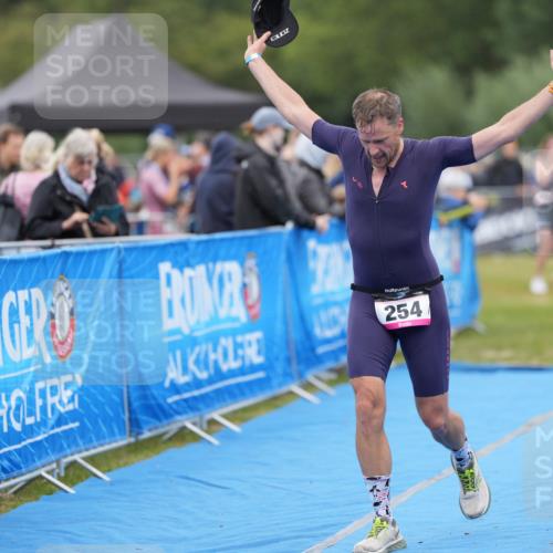 30.08.2026 - Elbe Triathlon Hamburg LAZAROV Photography http://msf.ph/oto/10026937 30.08.2026 10:35:55 Ziel 254, 366 meine-sportfotos.de