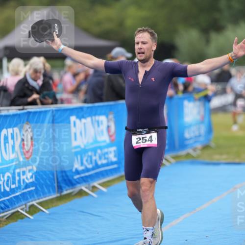 30.08.2026 - Elbe Triathlon Hamburg LAZAROV Photography http://msf.ph/oto/10026938 30.08.2026 10:35:56 Ziel 254, 366 meine-sportfotos.de