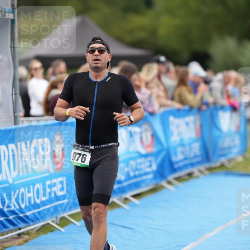 30.08.2026 - Elbe Triathlon Hamburg LAZAROV Photography http://msf.ph/oto/10027411 30.08.2026 11:04:17 Ziel 976 meine-sportfotos.de