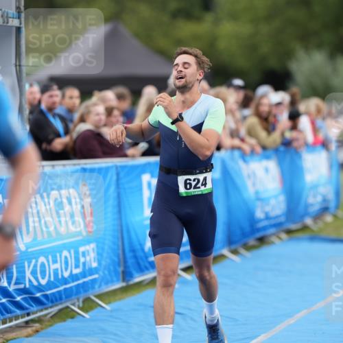 30.08.2026 - Elbe Triathlon Hamburg LAZAROV Photography http://msf.ph/oto/10027544 30.08.2026 11:09:40 Ziel 539, 569, 624, 1164 meine-sportfotos.de