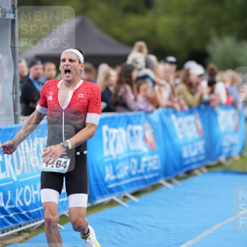 30.08.2026 - Elbe Triathlon Hamburg LAZAROV Photography http://msf.ph/oto/10027547 30.08.2026 11:09:42 Ziel 569, 624, 1164 meine-sportfotos.de