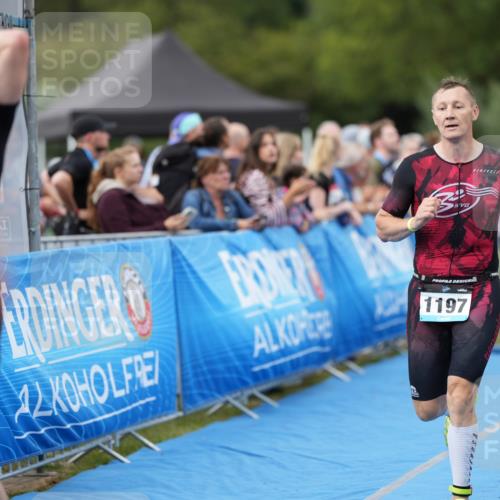 30.08.2026 - Elbe Triathlon Hamburg LAZAROV Photography http://msf.ph/oto/10027640 30.08.2026 11:13:10 Ziel 490, 651, 1061, 1197 meine-sportfotos.de