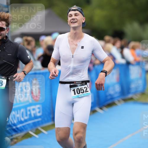 30.08.2026 - Elbe Triathlon Hamburg LAZAROV Photography http://msf.ph/oto/10027790 30.08.2026 11:18:27 Ziel 548, 577, 1052 meine-sportfotos.de