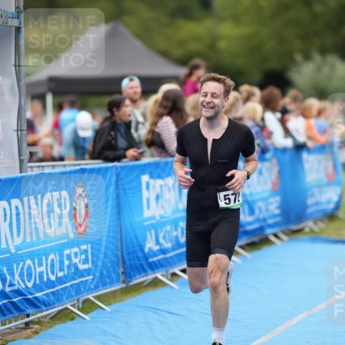 30.08.2026 - Elbe Triathlon Hamburg LAZAROV Photography http://msf.ph/oto/10027840 30.08.2026 11:20:03 Ziel 572, 725, 1071 meine-sportfotos.de