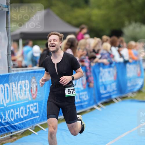 30.08.2026 - Elbe Triathlon Hamburg LAZAROV Photography http://msf.ph/oto/10027841 30.08.2026 11:20:04 Ziel 572, 725, 1071 meine-sportfotos.de
