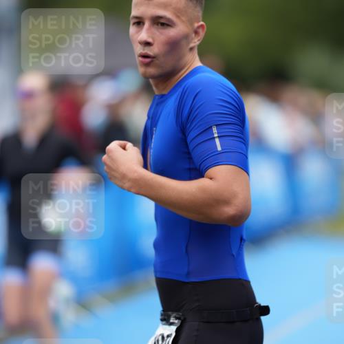 30.08.2026 - Elbe Triathlon Hamburg LAZAROV Photography http://msf.ph/oto/10027929 30.08.2026 11:22:42 Ziel 455, 853, 1210 meine-sportfotos.de