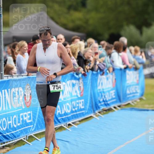 30.08.2026 - Elbe Triathlon Hamburg LAZAROV Photography http://msf.ph/oto/10028104 30.08.2026 11:28:05 Ziel 754, 1068, 1103 meine-sportfotos.de