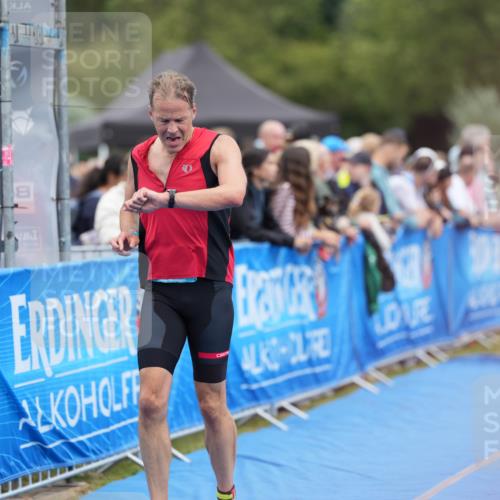 30.08.2026 - Elbe Triathlon Hamburg LAZAROV Photography http://msf.ph/oto/10028305 30.08.2026 11:35:24 Ziel 780, 831, 1318 meine-sportfotos.de