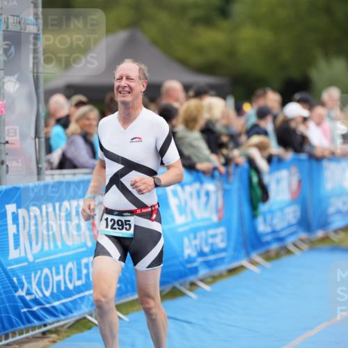 30.08.2026 - Elbe Triathlon Hamburg LAZAROV Photography http://msf.ph/oto/10028329 30.08.2026 11:36:04 Ziel 929, 1139, 1295, 1305 meine-sportfotos.de