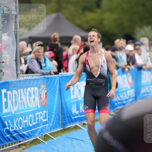 30.08.2026 - Elbe Triathlon Hamburg LAZAROV Photography http://msf.ph/oto/10028337 30.08.2026 11:36:19 Ziel 1446, 1447 meine-sportfotos.de