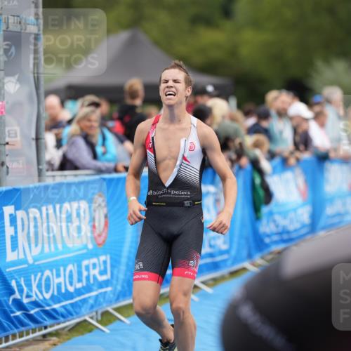 30.08.2026 - Elbe Triathlon Hamburg LAZAROV Photography http://msf.ph/oto/10028338 30.08.2026 11:36:19 Ziel 1446, 1447 meine-sportfotos.de
