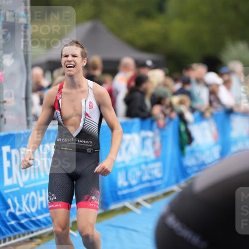 30.08.2026 - Elbe Triathlon Hamburg LAZAROV Photography http://msf.ph/oto/10028339 30.08.2026 11:36:19 Ziel 1446, 1447 meine-sportfotos.de