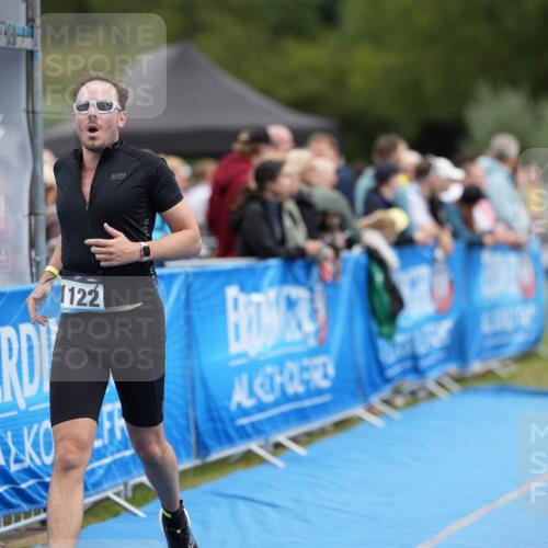 30.08.2026 - Elbe Triathlon Hamburg LAZAROV Photography http://msf.ph/oto/10028349 30.08.2026 11:37:15 Ziel 800, 1122, 1341 meine-sportfotos.de