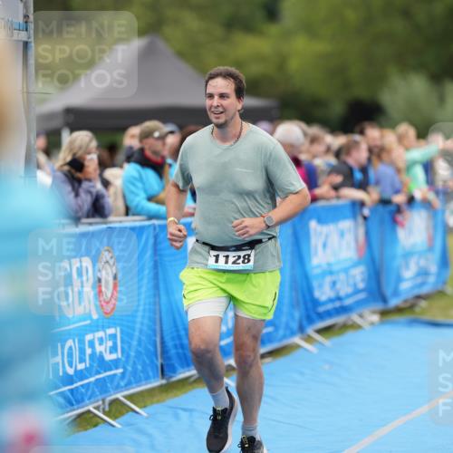 30.08.2026 - Elbe Triathlon Hamburg LAZAROV Photography http://msf.ph/oto/10028698 30.08.2026 11:52:25 Ziel 854, 943, 1128 meine-sportfotos.de