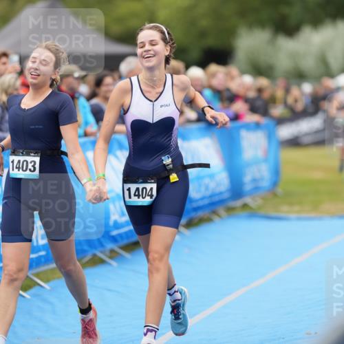 30.08.2026 - Elbe Triathlon Hamburg LAZAROV Photography http://msf.ph/oto/10028778 30.08.2026 11:57:38 Ziel 860, 1403, 1404 meine-sportfotos.de