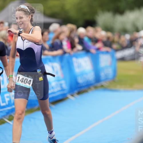 30.08.2026 - Elbe Triathlon Hamburg LAZAROV Photography http://msf.ph/oto/10028779 30.08.2026 11:57:38 Ziel 860, 1403, 1404 meine-sportfotos.de
