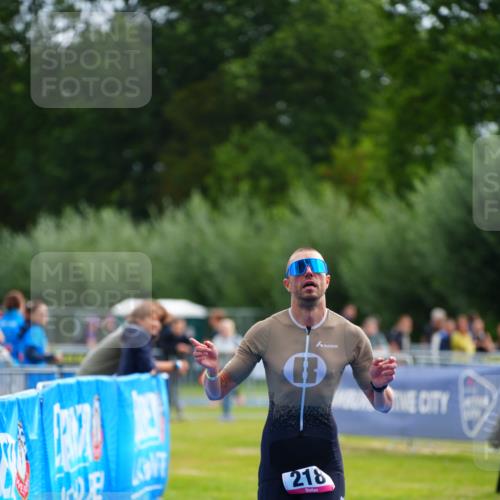30.08.2026 - Elbe Triathlon Hamburg LAZAROV Photography http://msf.ph/oto/10029982 30.08.2026 10:00:54 Ziel 218 meine-sportfotos.de