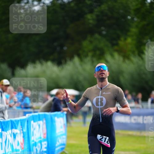 30.08.2026 - Elbe Triathlon Hamburg LAZAROV Photography http://msf.ph/oto/10029983 30.08.2026 10:00:54 Ziel 218 meine-sportfotos.de