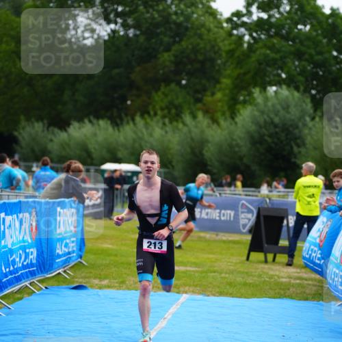 30.08.2026 - Elbe Triathlon Hamburg LAZAROV Photography http://msf.ph/oto/10029990 30.08.2026 10:02:10 Ziel 213 meine-sportfotos.de