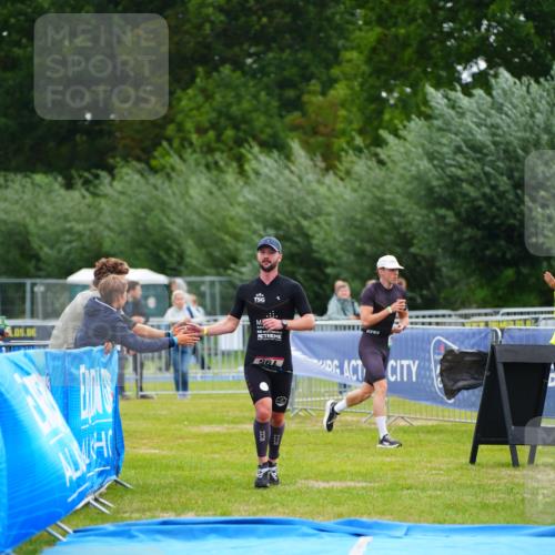 30.08.2026 - Elbe Triathlon Hamburg LAZAROV Photography http://msf.ph/oto/10030001 30.08.2026 10:02:35 Ziel 195 meine-sportfotos.de