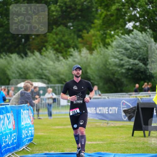 30.08.2026 - Elbe Triathlon Hamburg LAZAROV Photography http://msf.ph/oto/10030004 30.08.2026 10:02:37 Ziel 195 meine-sportfotos.de