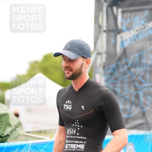 30.08.2026 - Elbe Triathlon Hamburg LAZAROV Photography http://msf.ph/oto/10030016 30.08.2026 10:02:48 Ziel  meine-sportfotos.de
