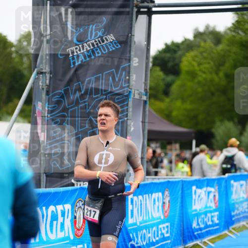 30.08.2026 - Elbe Triathlon Hamburg LAZAROV Photography http://msf.ph/oto/10030034 30.08.2026 10:03:35 Ziel 217 meine-sportfotos.de