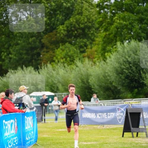 30.08.2026 - Elbe Triathlon Hamburg LAZAROV Photography http://msf.ph/oto/10030181 30.08.2026 10:09:28 Ziel 242 meine-sportfotos.de