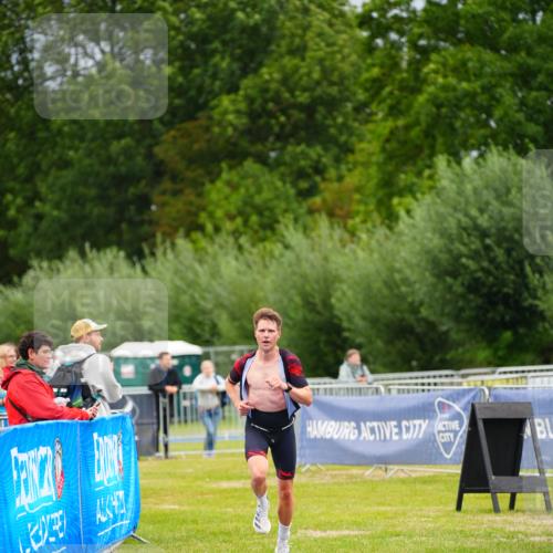30.08.2026 - Elbe Triathlon Hamburg LAZAROV Photography http://msf.ph/oto/10030182 30.08.2026 10:09:28 Ziel 242 meine-sportfotos.de