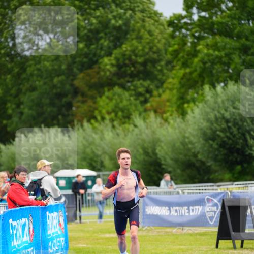 30.08.2026 - Elbe Triathlon Hamburg LAZAROV Photography http://msf.ph/oto/10030183 30.08.2026 10:09:28 Ziel 242 meine-sportfotos.de