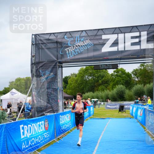 30.08.2026 - Elbe Triathlon Hamburg LAZAROV Photography http://msf.ph/oto/10030186 30.08.2026 10:09:31 Ziel 242 meine-sportfotos.de