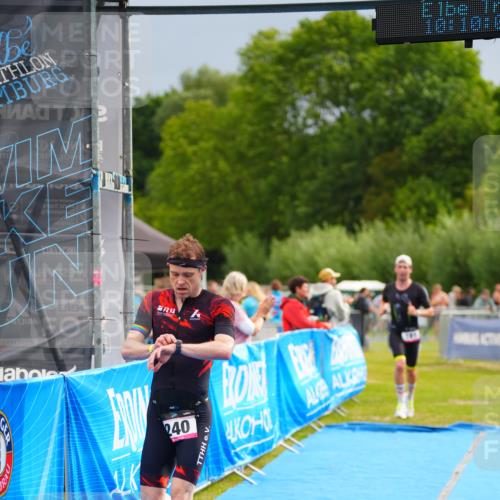 30.08.2026 - Elbe Triathlon Hamburg LAZAROV Photography http://msf.ph/oto/10030197 30.08.2026 10:10:01 Ziel 181, 240 meine-sportfotos.de