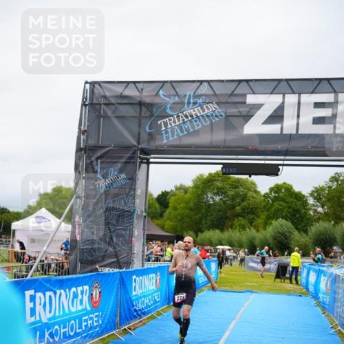 30.08.2026 - Elbe Triathlon Hamburg LAZAROV Photography http://msf.ph/oto/10030221 30.08.2026 10:10:39 Ziel 221 meine-sportfotos.de