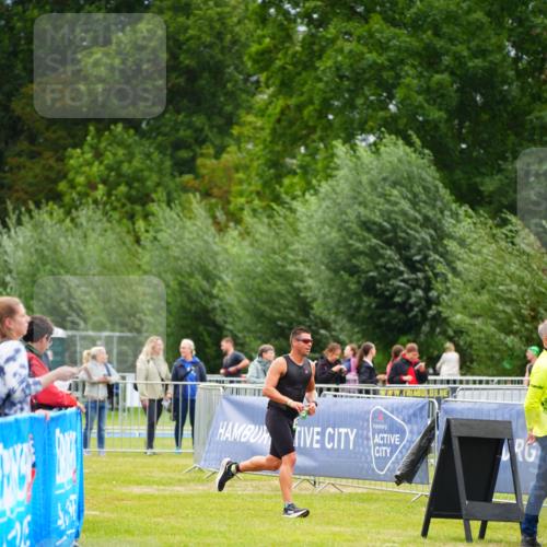 30.08.2026 - Elbe Triathlon Hamburg LAZAROV Photography http://msf.ph/oto/10030244 30.08.2026 10:11:18 Ziel  meine-sportfotos.de