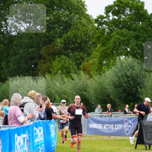 30.08.2026 - Elbe Triathlon Hamburg LAZAROV Photography http://msf.ph/oto/10030278 30.08.2026 10:13:38 Ziel 220, 227 meine-sportfotos.de