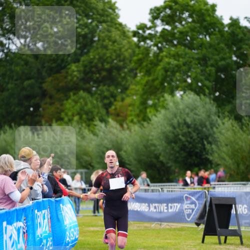30.08.2026 - Elbe Triathlon Hamburg LAZAROV Photography http://msf.ph/oto/10030282 30.08.2026 10:13:39 Ziel 220, 227 meine-sportfotos.de