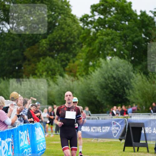 30.08.2026 - Elbe Triathlon Hamburg LAZAROV Photography http://msf.ph/oto/10030284 30.08.2026 10:13:39 Ziel 220, 227 meine-sportfotos.de