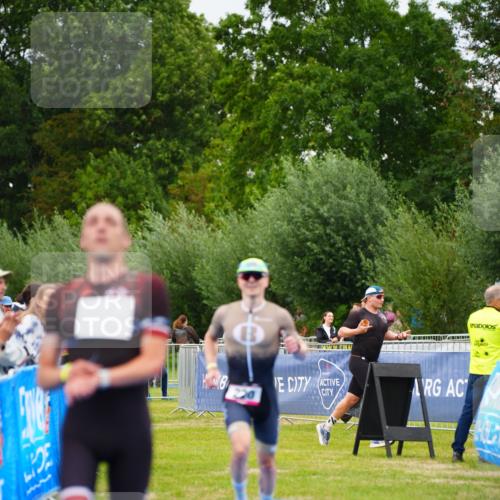 30.08.2026 - Elbe Triathlon Hamburg LAZAROV Photography http://msf.ph/oto/10030288 30.08.2026 10:13:41 Ziel 220, 227 meine-sportfotos.de