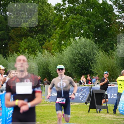 30.08.2026 - Elbe Triathlon Hamburg LAZAROV Photography http://msf.ph/oto/10030289 30.08.2026 10:13:41 Ziel 220, 227 meine-sportfotos.de