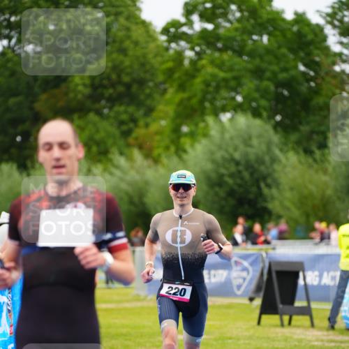 30.08.2026 - Elbe Triathlon Hamburg LAZAROV Photography http://msf.ph/oto/10030290 30.08.2026 10:13:42 Ziel 220, 227 meine-sportfotos.de