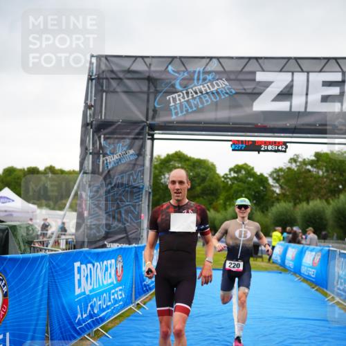 30.08.2026 - Elbe Triathlon Hamburg LAZAROV Photography http://msf.ph/oto/10030293 30.08.2026 10:13:43 Ziel 220, 227 meine-sportfotos.de
