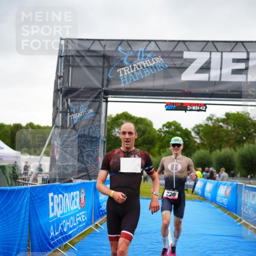 30.08.2026 - Elbe Triathlon Hamburg LAZAROV Photography http://msf.ph/oto/10030294 30.08.2026 10:13:43 Ziel 220, 227 meine-sportfotos.de