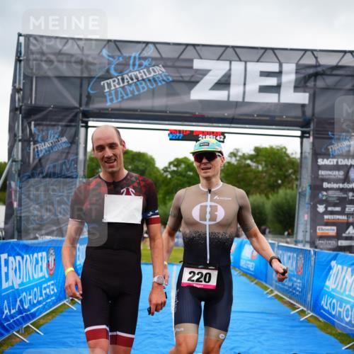 30.08.2026 - Elbe Triathlon Hamburg LAZAROV Photography http://msf.ph/oto/10030296 30.08.2026 10:13:44 Ziel 220, 227 meine-sportfotos.de