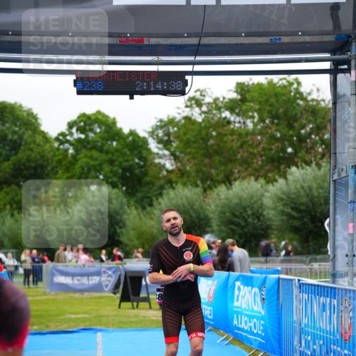 30.08.2026 - Elbe Triathlon Hamburg LAZAROV Photography http://msf.ph/oto/10030342 30.08.2026 10:14:37 Ziel 238 meine-sportfotos.de