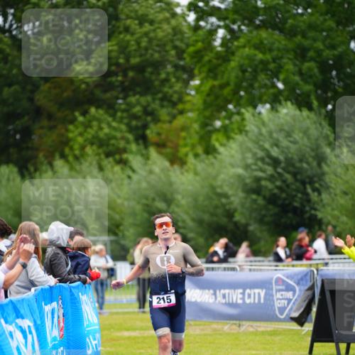 30.08.2026 - Elbe Triathlon Hamburg LAZAROV Photography http://msf.ph/oto/10030367 30.08.2026 10:15:31 Ziel 215 meine-sportfotos.de