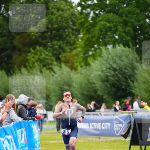 30.08.2026 - Elbe Triathlon Hamburg LAZAROV Photography http://msf.ph/oto/10030368 30.08.2026 10:15:31 Ziel 215 meine-sportfotos.de